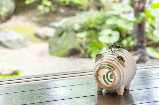 縁側の蚊取り線香の画像